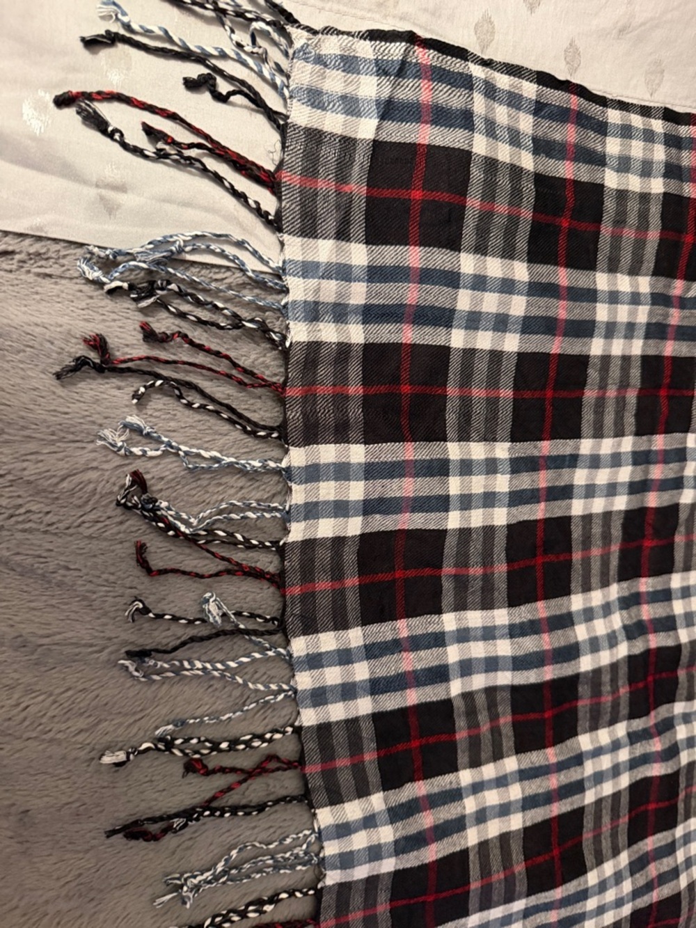 Preloved Burberry Black, White and Red Plaid Throw scarf 🧣 great condition - Picture 6 of 14